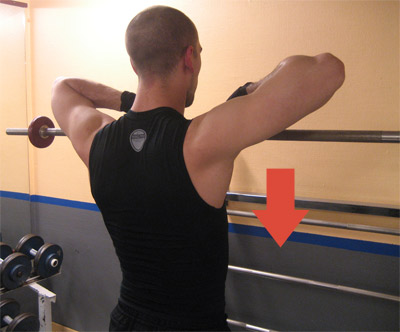 Drag till hakan med skivstång: Dra upp skivstången upp till hakan och håll armbågarna högt. Sänk sedan skivstången igen i en kontrollerad rörelse ner till utgångspositionen.
